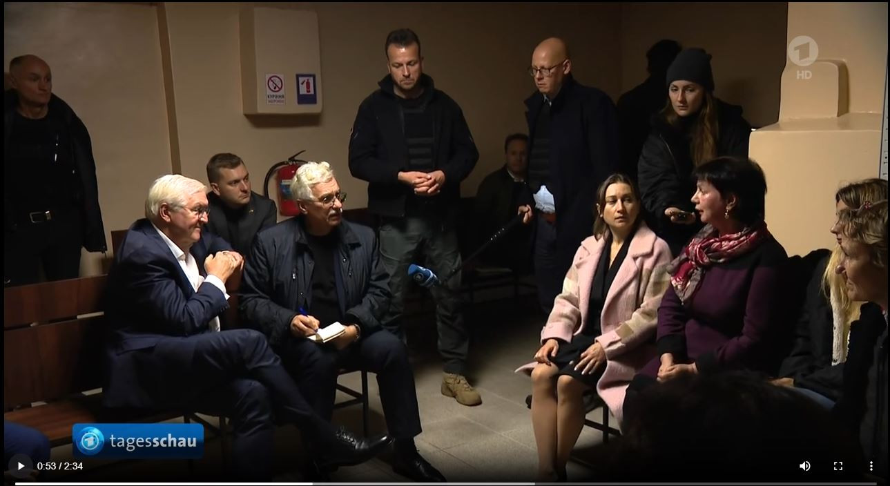 Steinmeier Korjukiwka mit Kateryna 10 2022