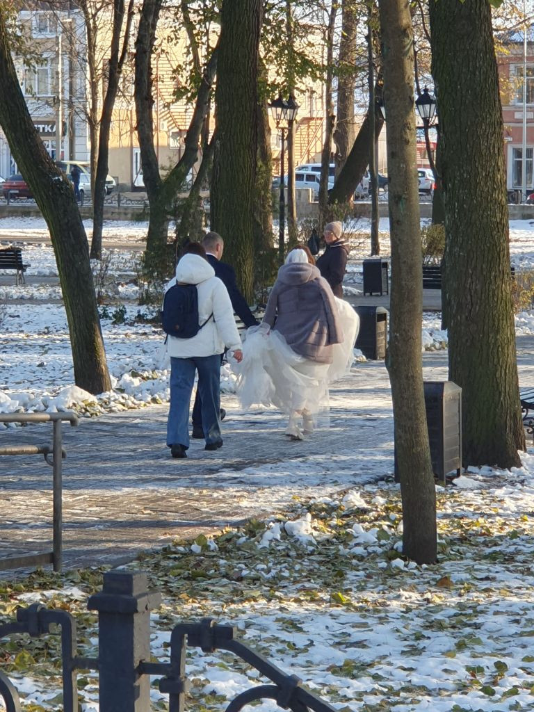 Hochzeitspaar im Park in Nizhyn